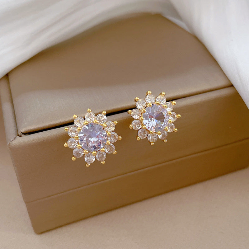 daisy glow set in premium finish; elegant daisy glow set for women