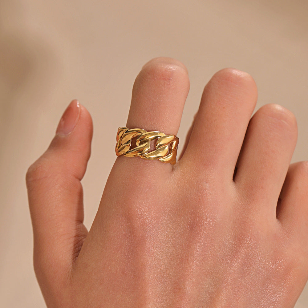 chain bold ring in gold finish; elegant chain bold ring for women